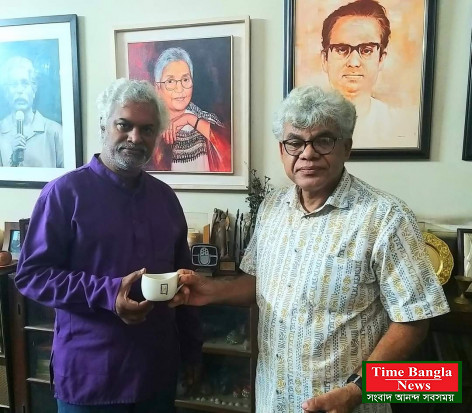 শহীদ বুদ্ধিজীবী মুনীর চৌধুরীর চশমা সহ দুটি স্মারক উত্তরবঙ্গ যাদুঘরে হস্তান্তর।
