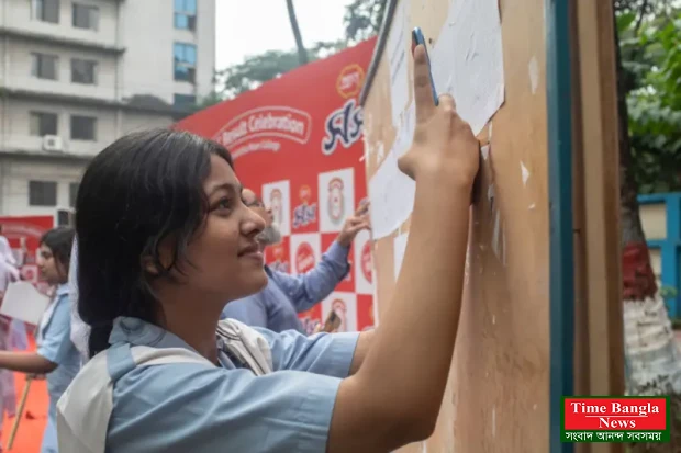 এইচএসসি-র ফল পুনর্মূল্যায়নের দাবিতে ঢাকা শিক্ষাবোর্ডে বিক্ষোভ-ভাঙচুর