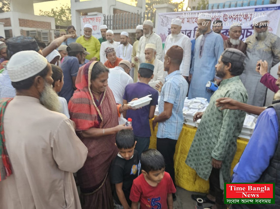 তরঙ্গ সমাজ কল্যাণ সংস্থার উদ্যোগে রাস্তায় রোজাদারদের ইফতার বিতরণ