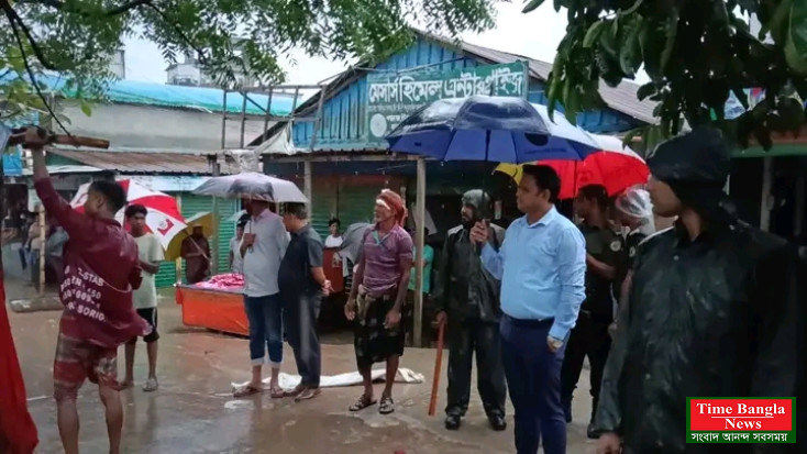 বৃষ্টিভেজা সাহসিকতা: যানজট নিরসনে সরাসরি সড়কে ভালুকার ইউএনও