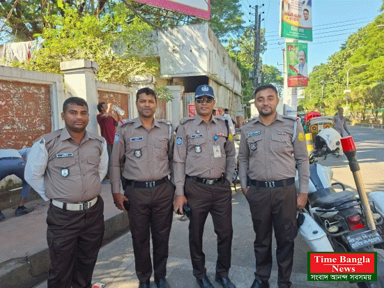 সিলেটে নতুন ইউনিফর্ম গায়ে দিয়ে দায়িত্ব পালনে পুলিশ