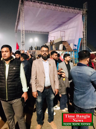 লিডার আসছে ব্যানার নিয়ে ঢাকামুখী জনস্রোত