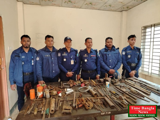 কক্সবাজার অস্ত্র ও গুলি তৈরির বিপুল সরঞ্জামাদি উদ্ধার করেছে পুলিশ