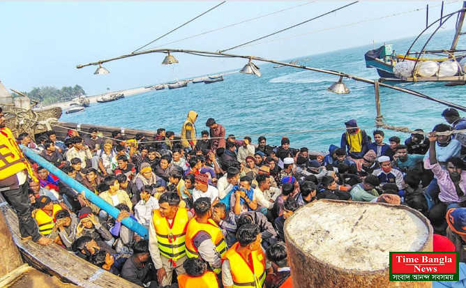 কক্সবাজার সেন্টমার্টিন অদূরে অবৈধভাবে মালয়েশিয়া যাওয়ার পথে সমুদ্র থেকে দালাল চক্রসহ ২৭৩ জন আটক