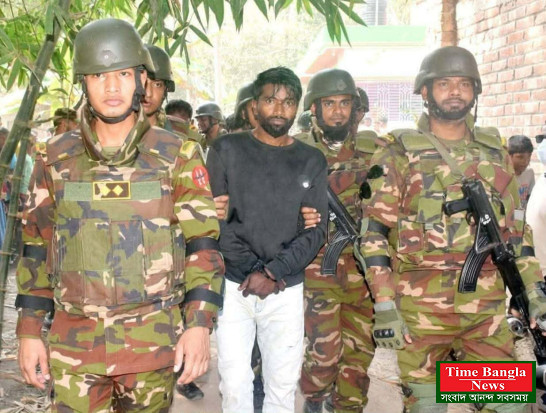 বগুড়ার শাজাহানপুরে সেনাবাহিনীর অভিযানে শীর্ষ সন্ত্রাসী আতিক গ্রেফতার: