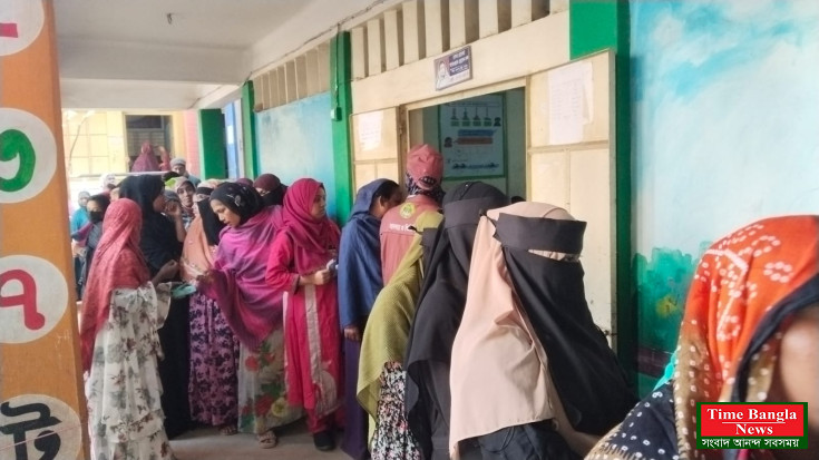 ভোট দেয়ার জন্য লাইনে ভোটারেরা