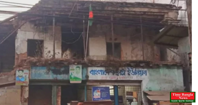 বগুড়ায় আ. লীগ অফিসে জাতীয় পতাকা উত্তোলন