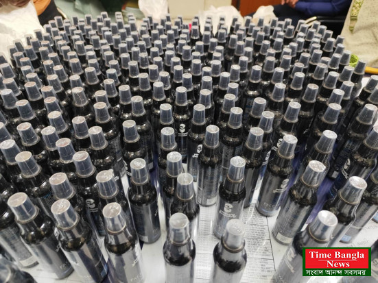 জৈন্তাপুরে মাইক্রোবাস ভারতীয় কসমেটিকস পণ্যসহ আটক ৪