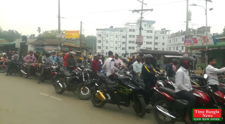 টাংগাইলের ধনবাড়ীতে তিতাস পাম্পে উপচে পড়া ভিড়, স্বস্তি পেলেন গ্রাহকরা।