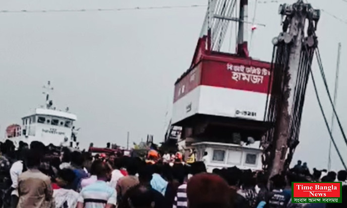 পদ্মা নদীতে ৬০ জন যাত্রী নিয়ে বাস ডুবে যায় ফেরি ঘাটে ।