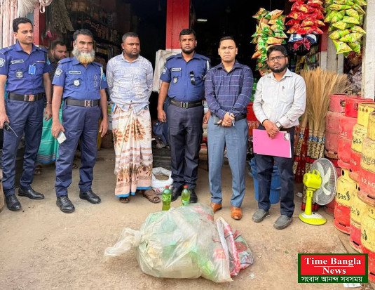 টাংগাইলের মধুপুরে অতিরিক্ত দামে পেট্রোল বিক্রি: মোবাইল কোর্টে জরিমানা।