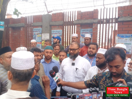 রাস্তার দুর্দশা ও জনদুর্ভোগ দেখতে জনগণের মাঝে এমপি ব্যারিস্টার আরমান