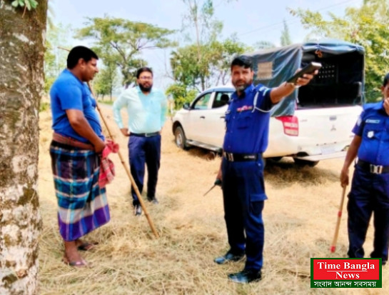 ক্ষেতলালে সড়কে খড় শুকানোর দায়ে মোবাইল কোর্ট, দুইজনকে জরিমানা