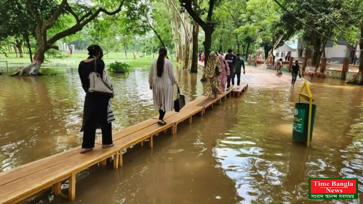 জলাবদ্ধতায় দুর্ভোগ, বেঞ্চ বসিয়ে শিক্ষার্থীদের চলাচলের ব্যবস্থা করলো সরকারি আজিজুল হক কলেজ প্রশা