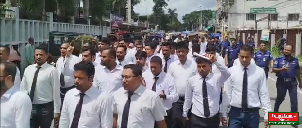 নজিরবিহীন ঘটনা গোপালগঞ্জে! এজলাসে বিচারকের ছুড়ে মারা পেপার ওয়েটের আঘাতে নারী শিক্ষানবিশ আইনজীবী আহত, অপসারণের দাবিতে উত্তাল আদালত প্রাঙ্গণ।