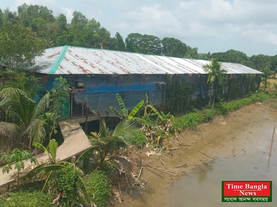 পি,এম,খালীতে চাঁদা না দেওয়াই' সুপ্রিম কোর্টের আইনজীবীর মুরগির খামারে তালা