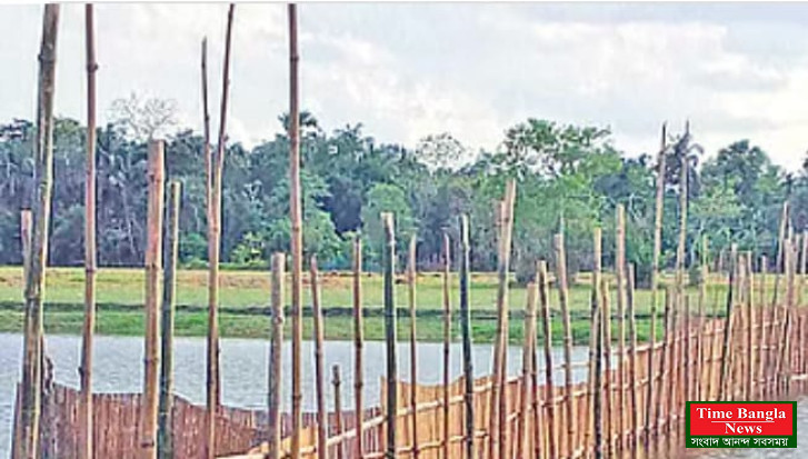 খুলনার আমতলা নদীর বাঁশের বেড়া ৭ দিনের মধ্যে অপসারণের নির্দেশ