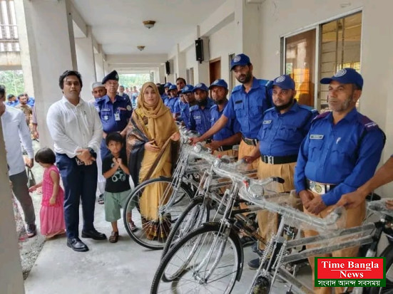 তালতলীতে গ্রাম পুলিশদের মাঝে পোশাক ও বাইসাইকেল বিতরণ