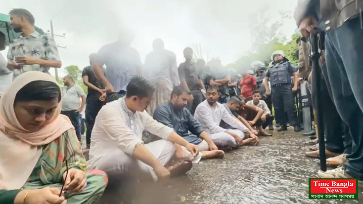 বৃষ্টির মধ্যেই রাস্তায় অবস্থান এনসিপি নেতাদের