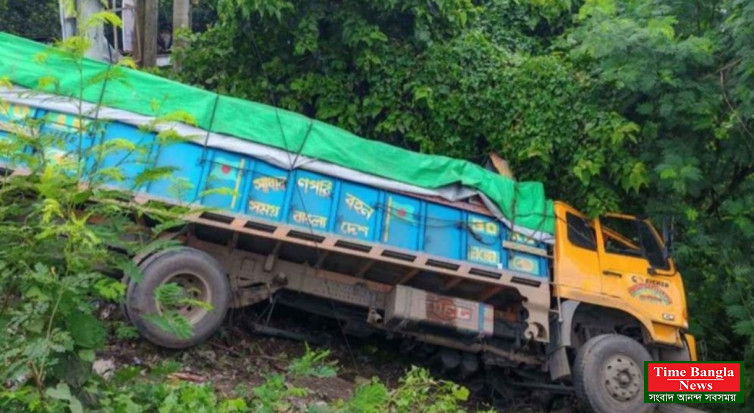 ট্রাক  নিয়ন্ত্রণ হারিয়ে  খাদে, চাপা পড়ে পথচারী নিহত
