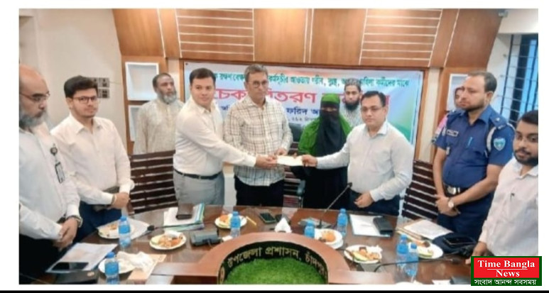 চাঁদপুর সদরে ২১ লাখ ৬০ হাজার টাকার সঞ্চয়ের চেক বিতরণ করেলেন এমপি