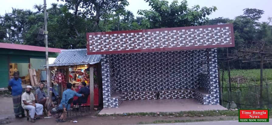সিলেট জকিগঞ্জে সওজ-এর রাস্তা জমি দখল করে পাকা দোকানঘর নির্মাণ চলছে ব্যবসা