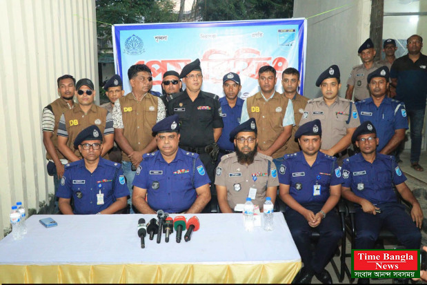 নরসিংদীর রায়পুরা থানাধীন মেঘনা নদী বেষ্টিত দুর্গম চরাঞ্চল চানপুর ইউনিয়ন আইন-শৃঙ্খলা পরিস্থিতি স্বাভাবিক রাখার লক্ষ্যের পুলিশ ম্যাজিস্ট্রেটRAB এর সমন্বয়ে বিশেষ অভিযানে অস্র গোলাবারুদ উদ্ধার সহ তিনজন গ্রেপ্তার