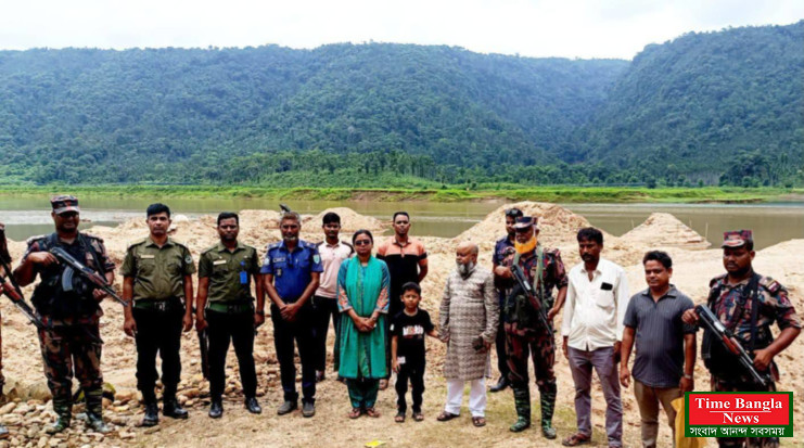 জৈন্তাপুরে অবৈধ বালু উত্তোলনের বিরুদ্ধে অভিযান, ৪ নৌকা ধ্বংস