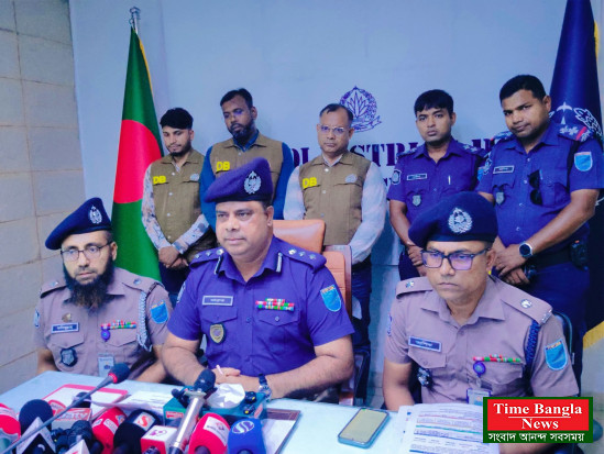 নরসিংদী জেলা পুলিশের  প্রেস ব্রিফিং বিভিন্ন অভিযানে মাদক গাড়ি ভারতীয় চোরাই মালামাল ও অস্ত্র গুলি উদ্ধার