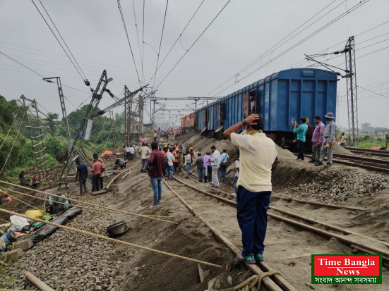 ফের নিউ ফরাক্কায় ভূমি ধস, এবার বসে গেল রেল ট্র্যাক! বহু ট্রেন বাতিল, বন্দে ভারতের রুট বদল, কবে স্বাভাবিক হবে পরিষেবা?
