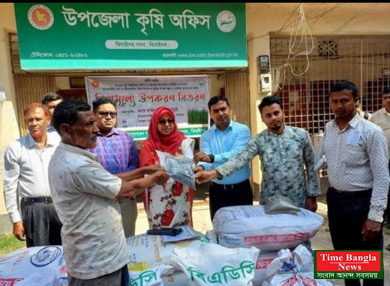 পর্যাপ্ত মজুতের দাবি, তবু মাঠে সার নিয়ে ভোগান্তি