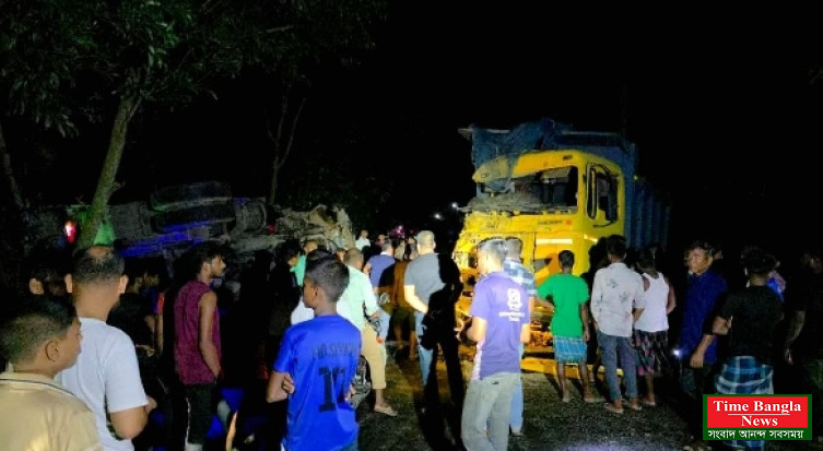 বীরগঞ্জে মুখোমুখি সংঘর্ষে দুই ট্রাক, আহত ৪ জন