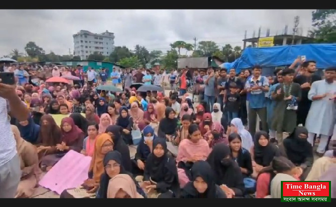 অপ্রতীমের হত্যার প্রতিবাদ ও ঘাতকদের ফাঁসির দাবী, কুবি শিক্ষার্থীদের অবরোধ