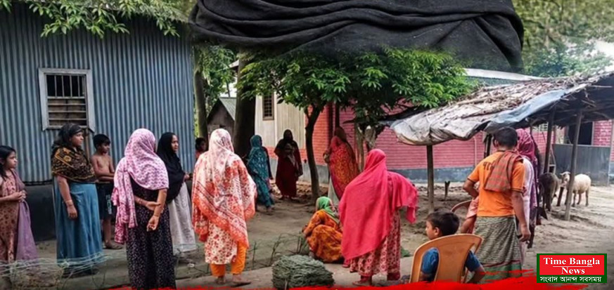 ৭০ বছরের বৃদ্ধের বাড়িতে ৮০ বছরের বৃদ্ধার অনশন। এলাকায় চাঞ্চল্য।