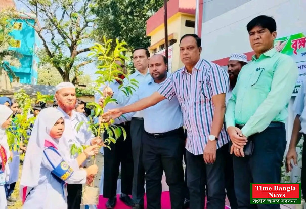 শাজাহানপুরে শিক্ষার্থীদের মাঝে গাছের চারা বিতরণ
