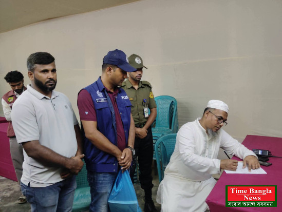 নরসিংদী শহরের বিভিন্ন পূজা মন্ডপ পরিদর্শনে ওসি এ আর এম আল মামুন