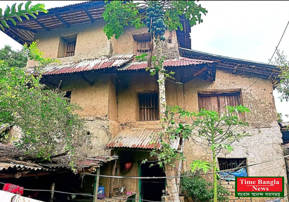 মাটির বাড়ির তিনতলা বিস্ময়, টিকে আছে চার দশক ধরে।*